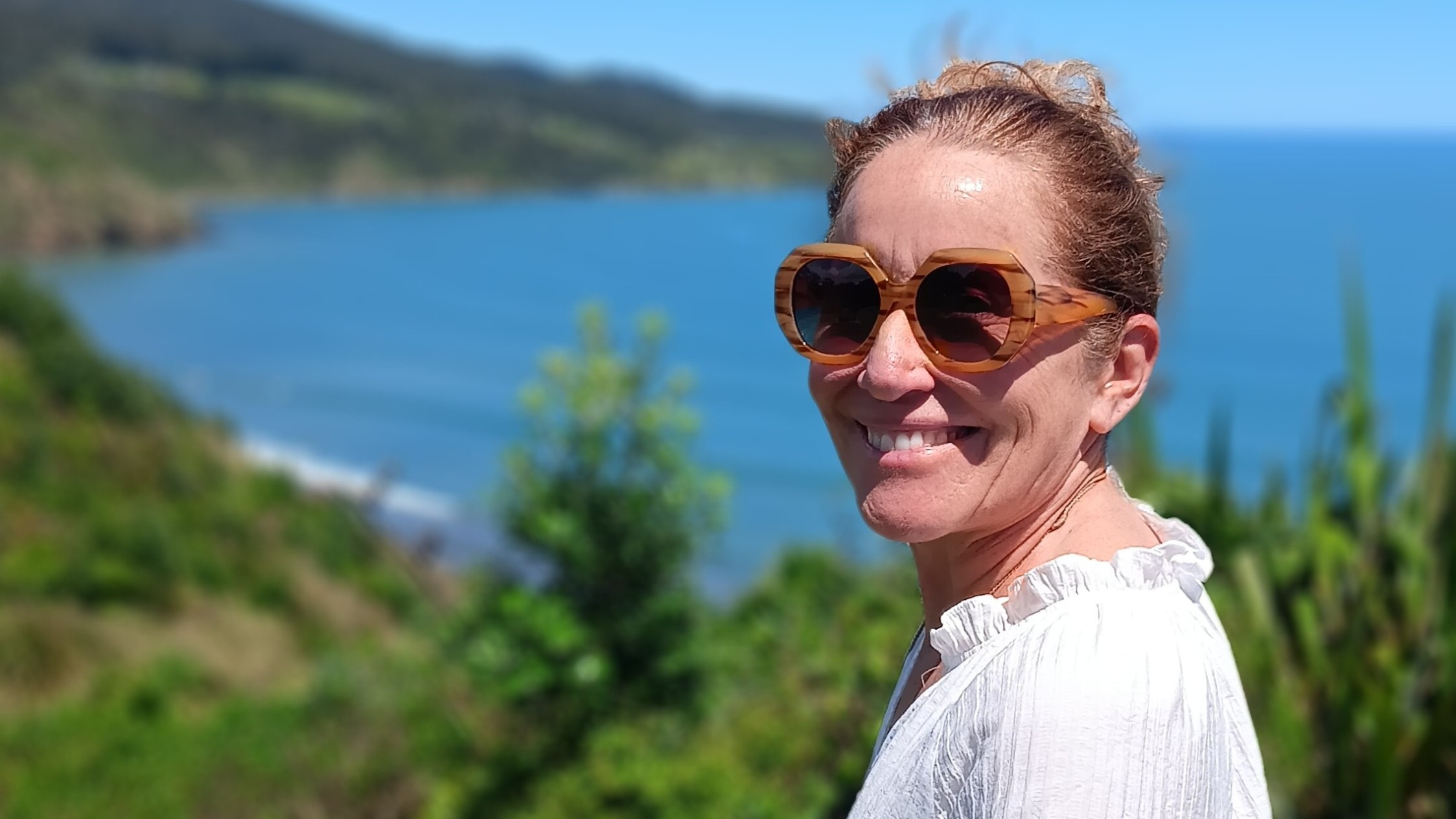 Councillor Lisa Thomson with beach in the background