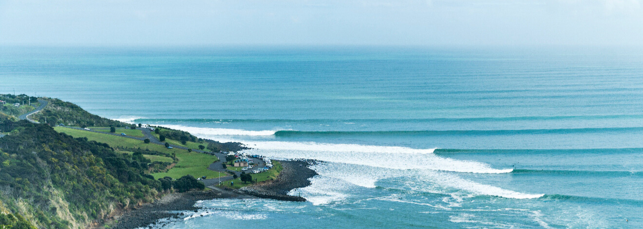 Manu Bay, Raglan, coastline with swell from viewpoint