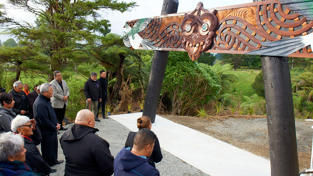 Tomokanga unveiled at base of Hakarimata Track